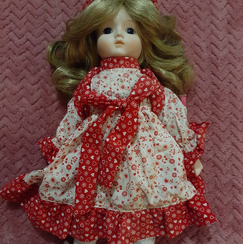 Vintage Victoria Ashlea Musical doll